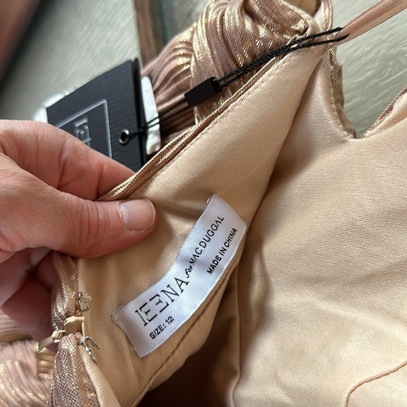 Mac Duggal
Ieena Metallic Tiered Gown size 12 NEW $498 - Picture 14 of 15